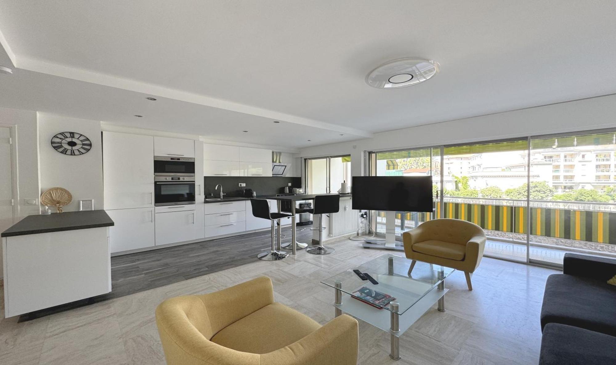 Charming 2 , 52 M2, Very Spacious, Bright And Near Sea Martinez Appartamento