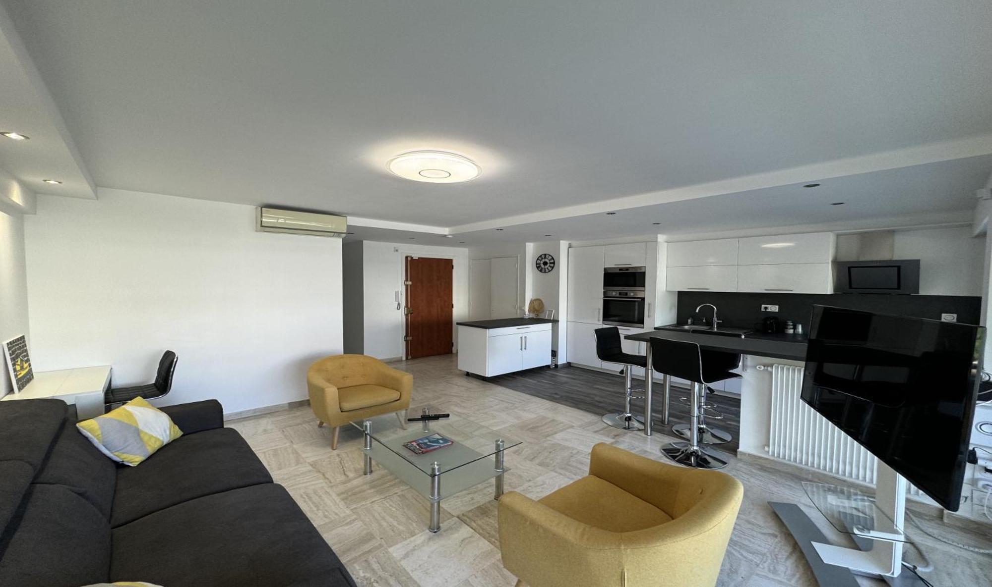 Charming 2 , 52 M2, Very Spacious, Bright And Near Sea Martinez Appartamento